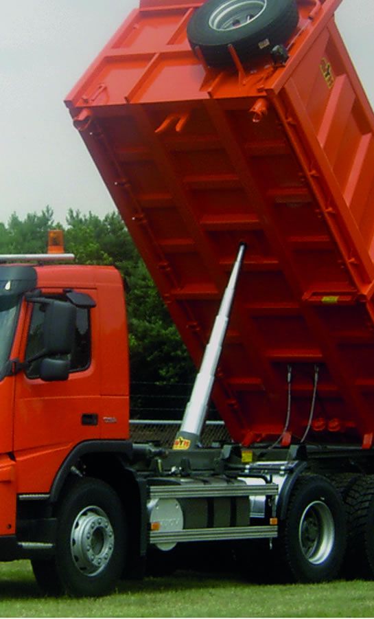 Volteo naranja con cilindro hidráulico bajo caja