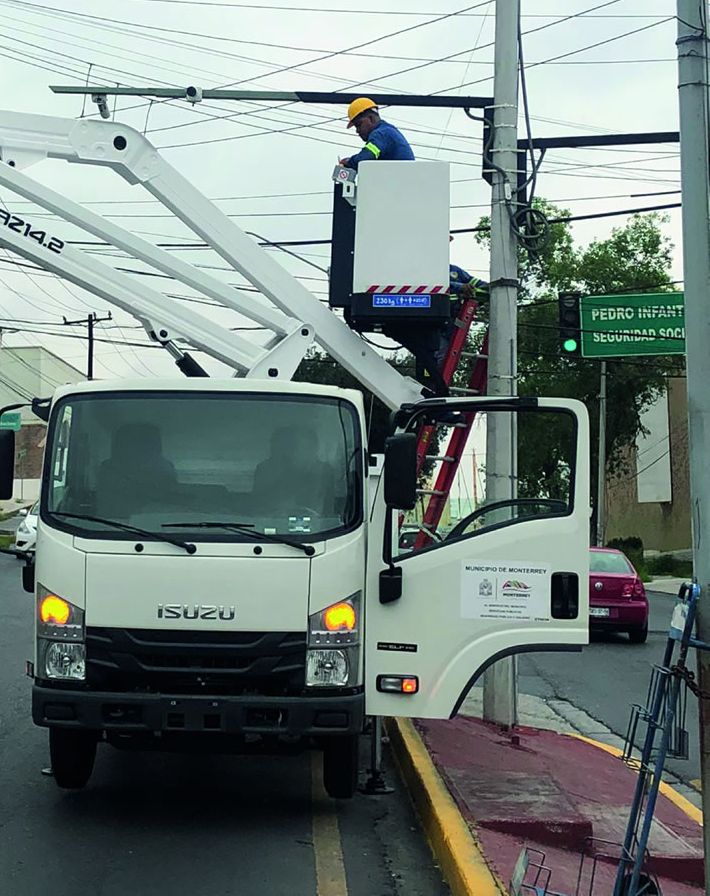 Grúa de canastilla Hyva trabajando en el alumbrado público