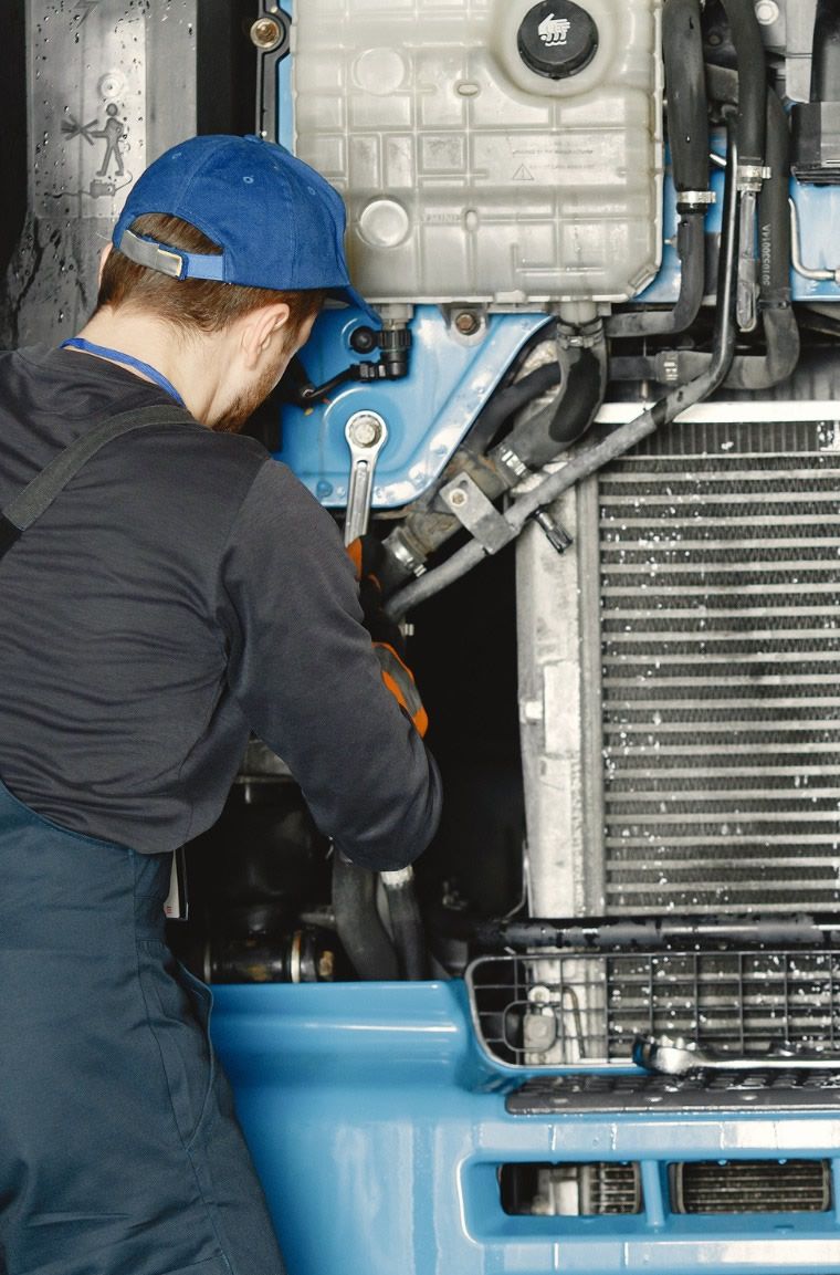 Mecánico revisando el sistema de enfriamiento de un motor