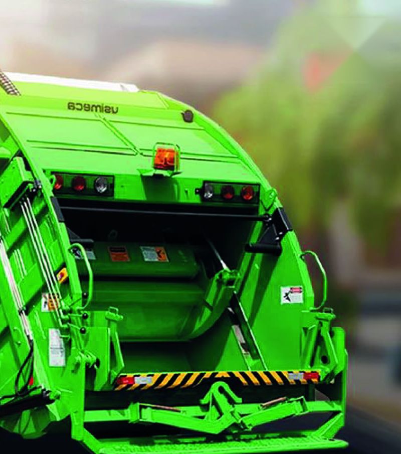 Camión recolector de basura con compactador verde